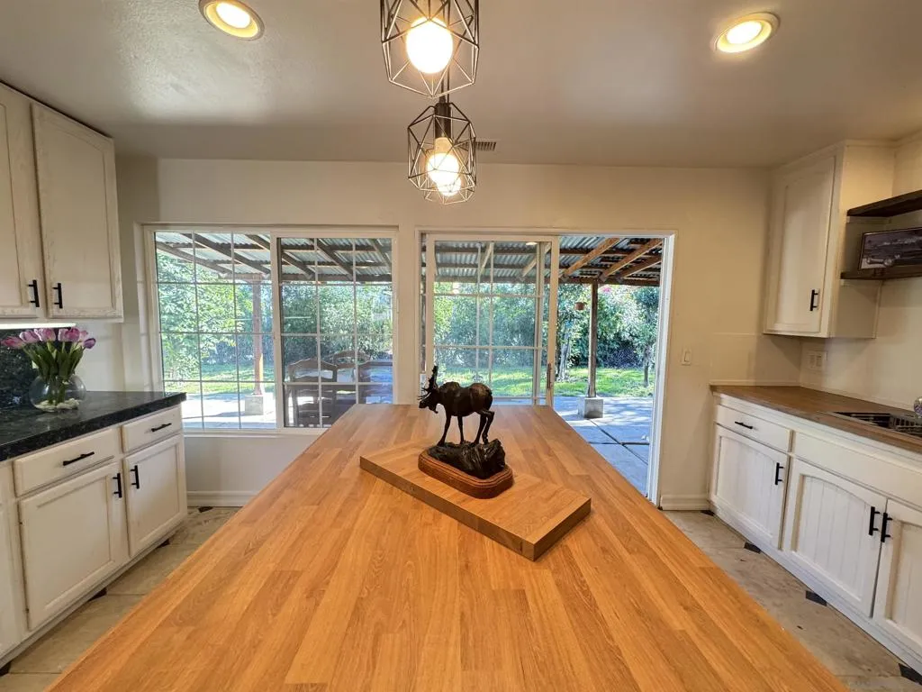 1531 View Pointe, Escondido, California 92027 home-pic-7