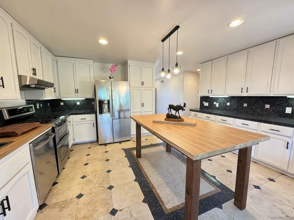 1531 View Pointe, Escondido, California 92027 home-pic-4