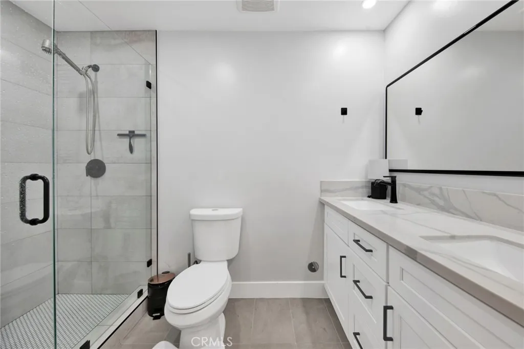 Master Bedroom-Full Bathroom