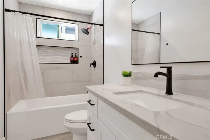 Main Unit 2nd Full Bathroom