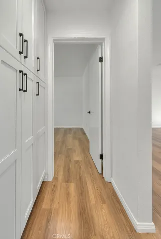 Hall to Primary Bed/Bath