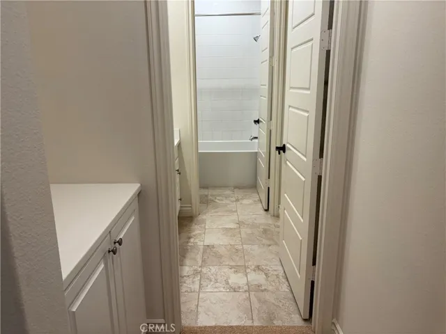 upstairs hallway full bath