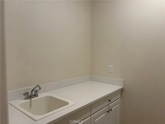 laundry room with wash​​‌​​​​‌​​‌‌​​‌​​​‌‌​​​‌​​‌‌​​‌‌​​‌‌​​​​ sink