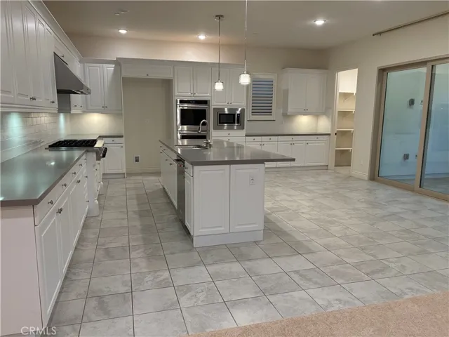 Gourmet kitchen