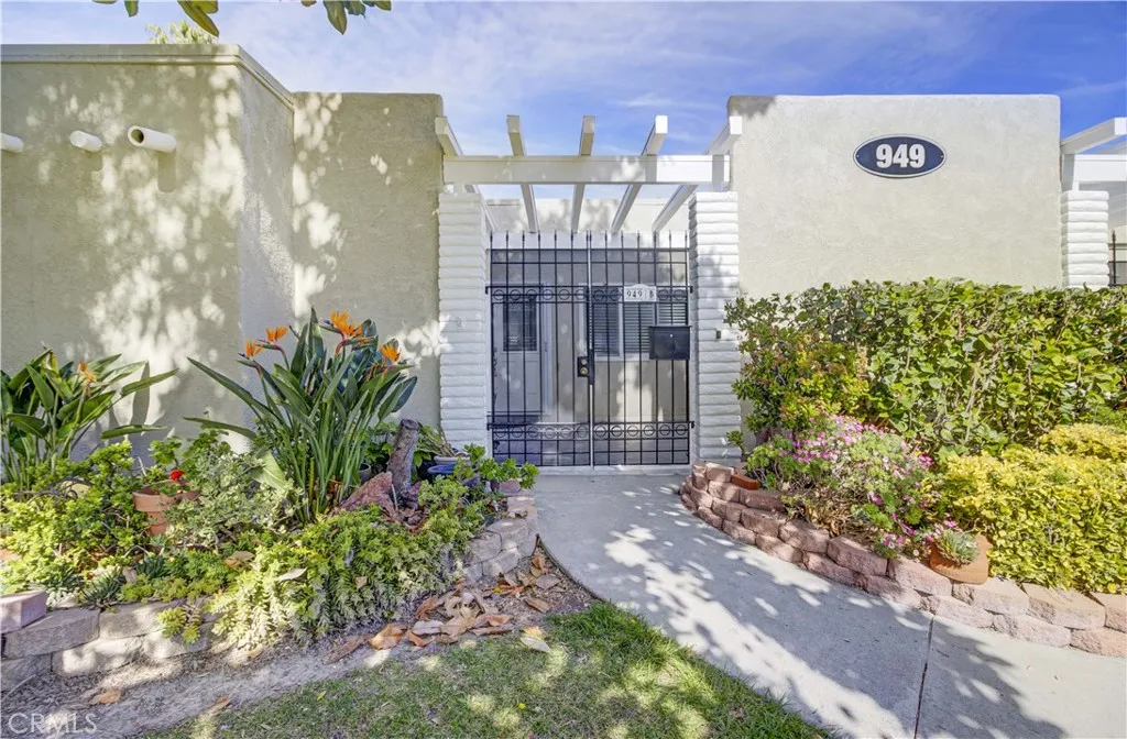 949 Calle Aragon Unit B, Laguna Woods, California 92637 home-pic-1