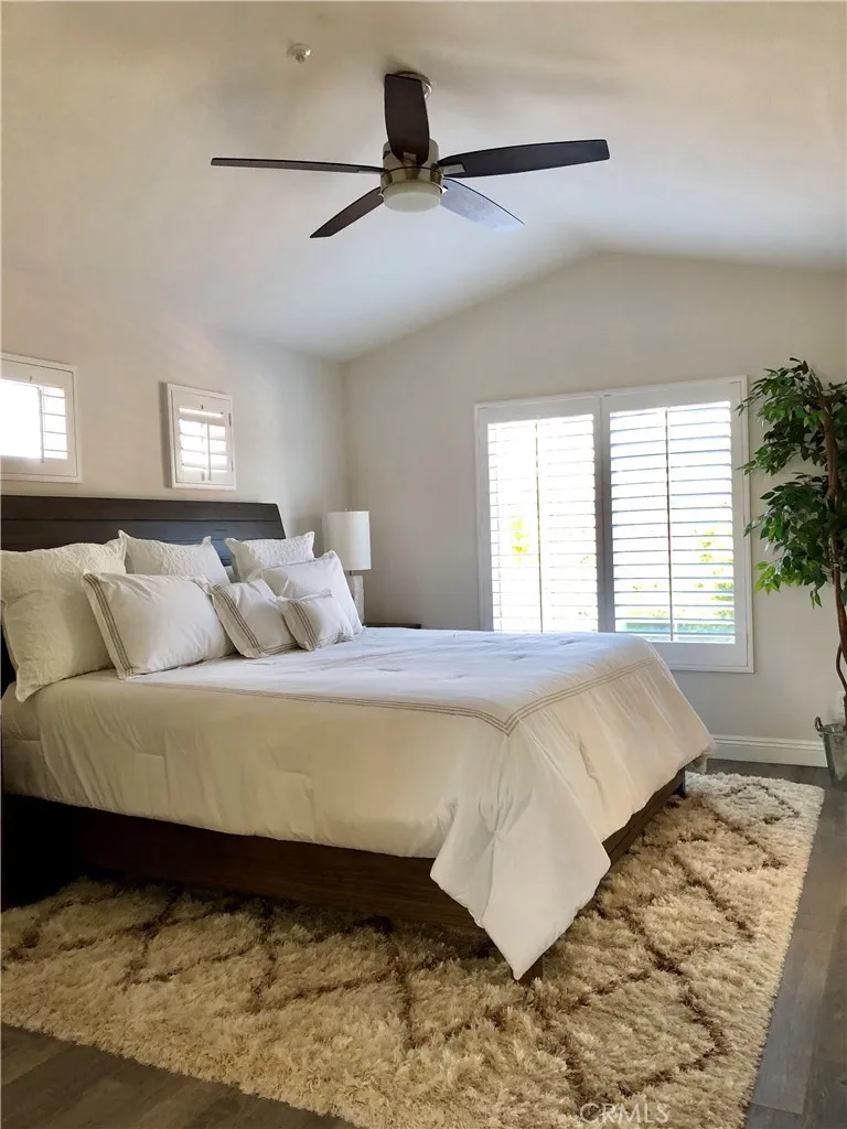 Master Bedroom Upstairs with large flatscreen TV sono sound!