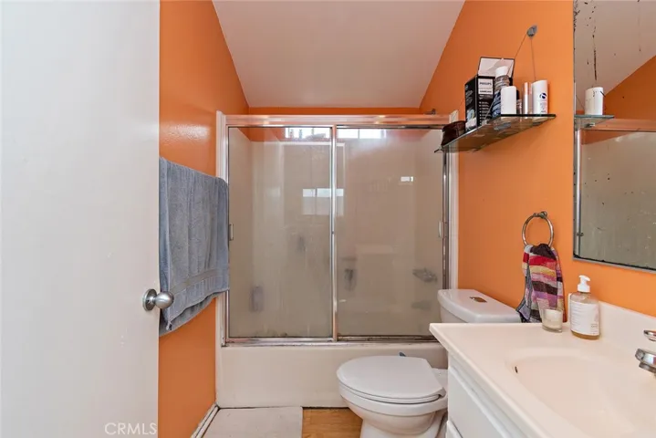 Hall bathroom with tub/shower