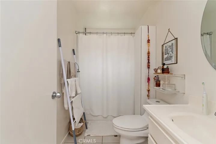 Hall bathroom with tub/shower