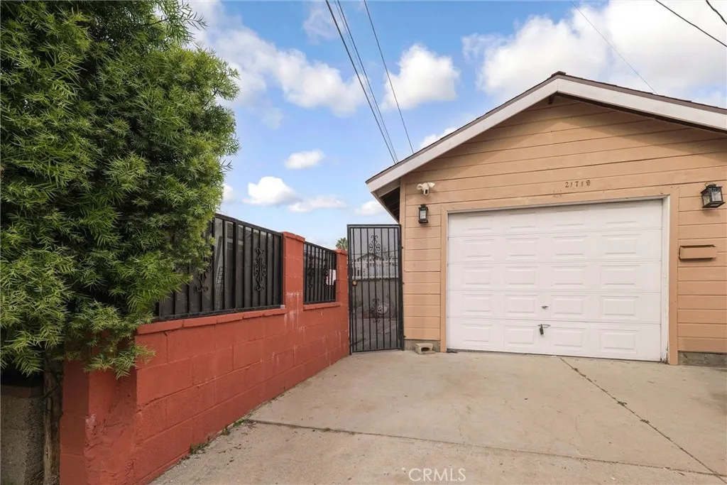 21719 Neptune, Carson, California 90745 home-pic-1