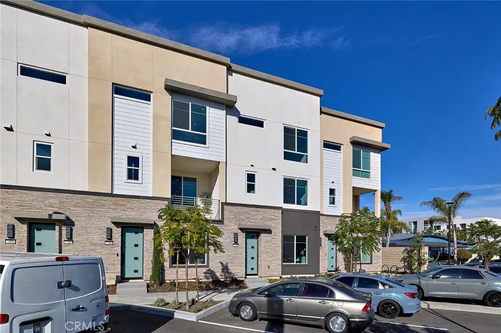 7268 Ellington Drive, Huntington Beach, California 92647 home-pic-1