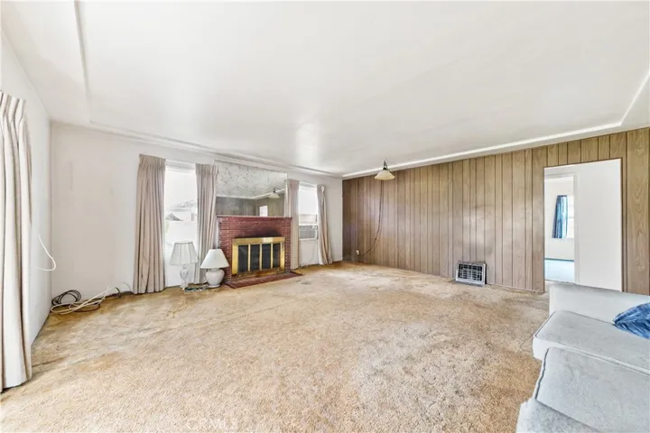 Living room / Dining room with Fireplace