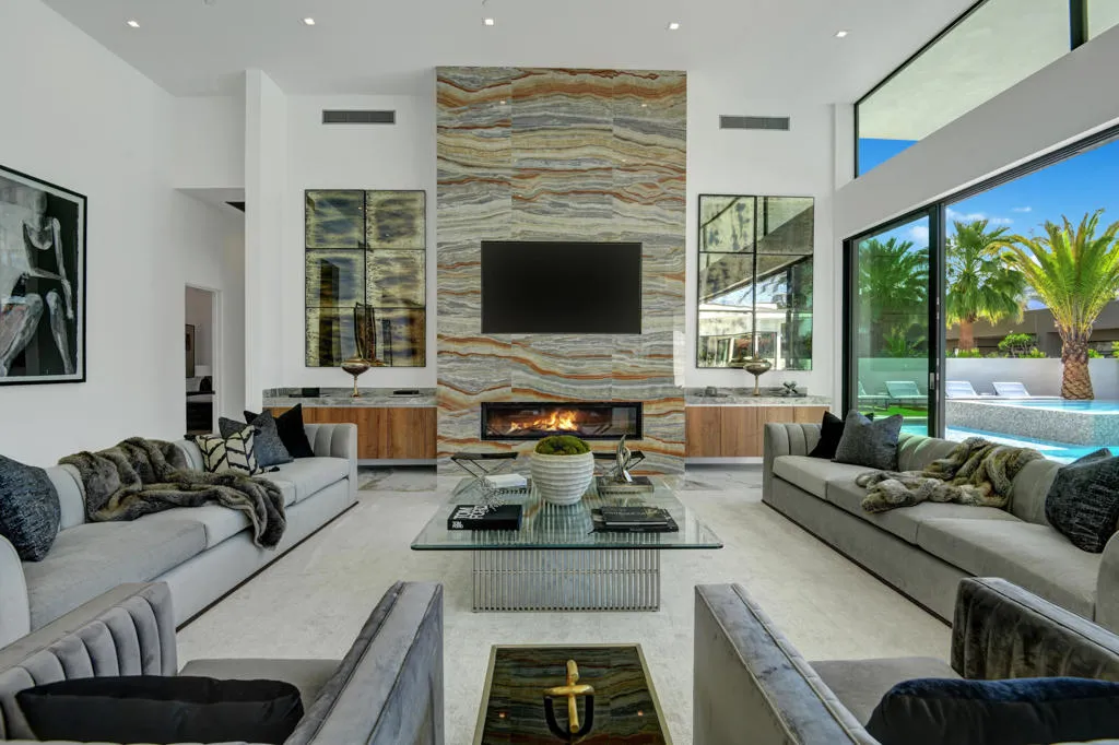 LIVING ROOM STRAIGHT ON TIGHT