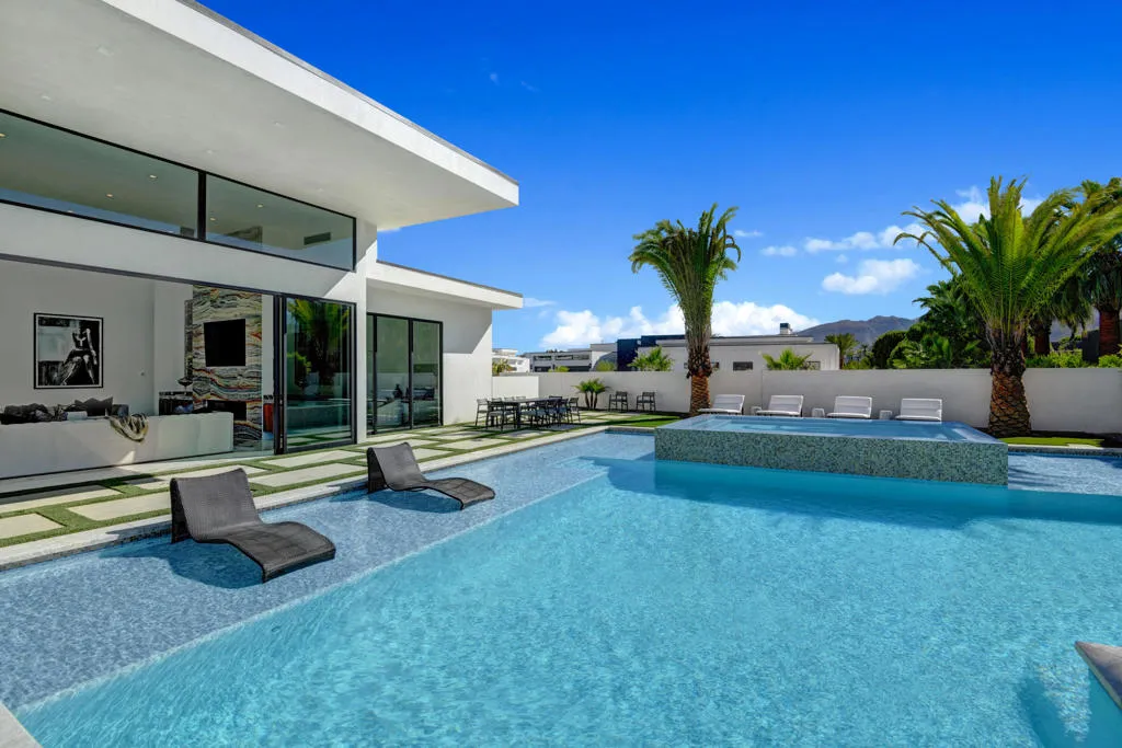 POOL AND SPA TO HOUSE TIGHT