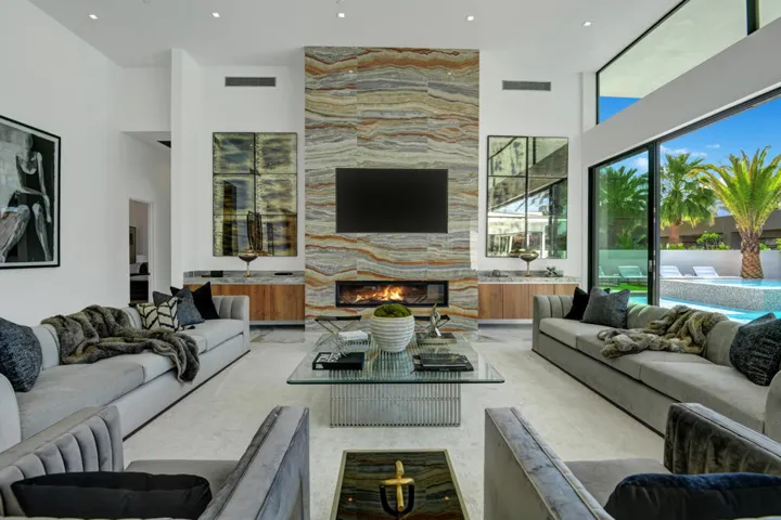 LIVING ROOM STRAIGHT ON TIGHT