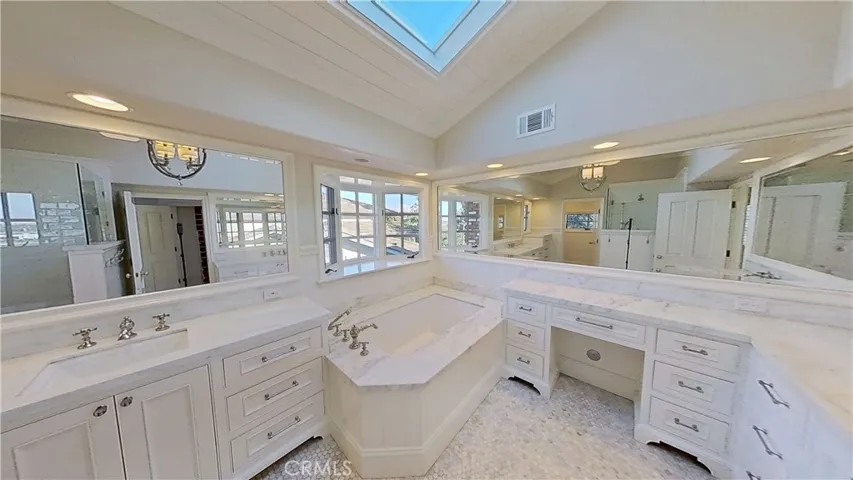 Bathroom 2 - Upstairs - Primary Suite