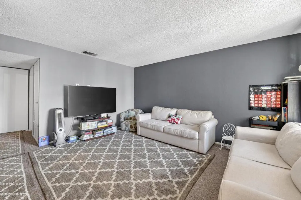 J4 - Living Room