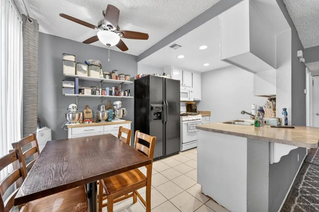 J4 - Dining Area/Kitchen