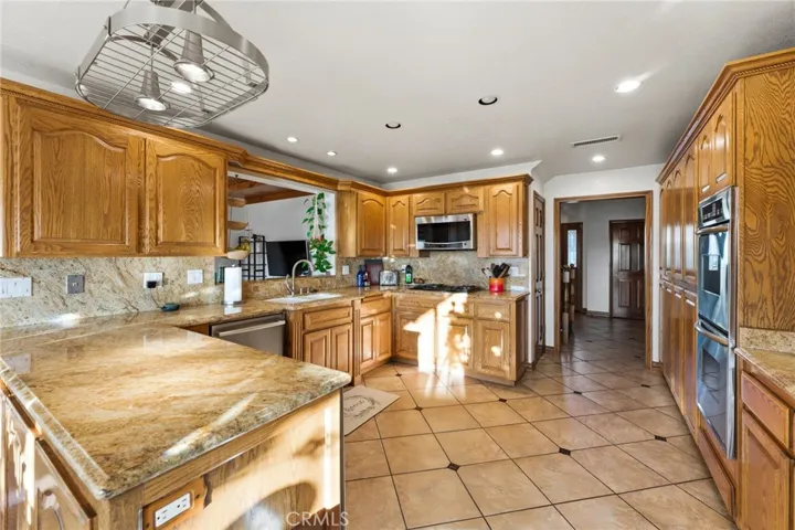 7464 Via Deldene, Highland, California 92346