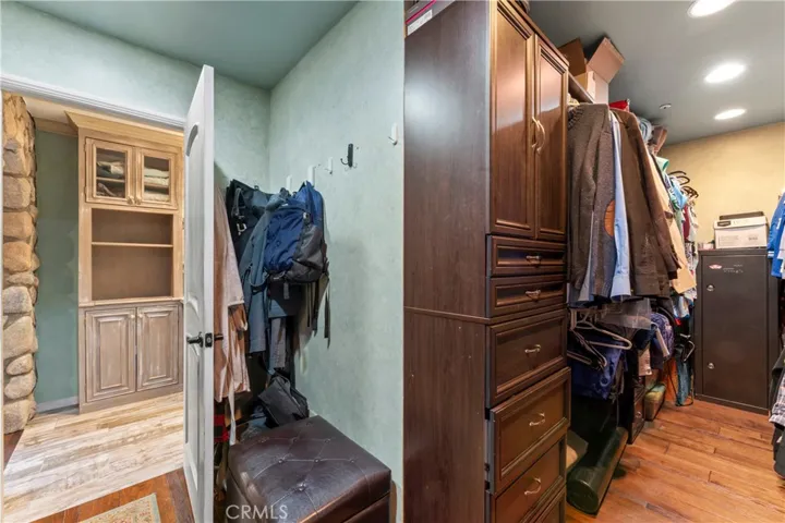 Walk-n-Closet 17'1" x 10'2"