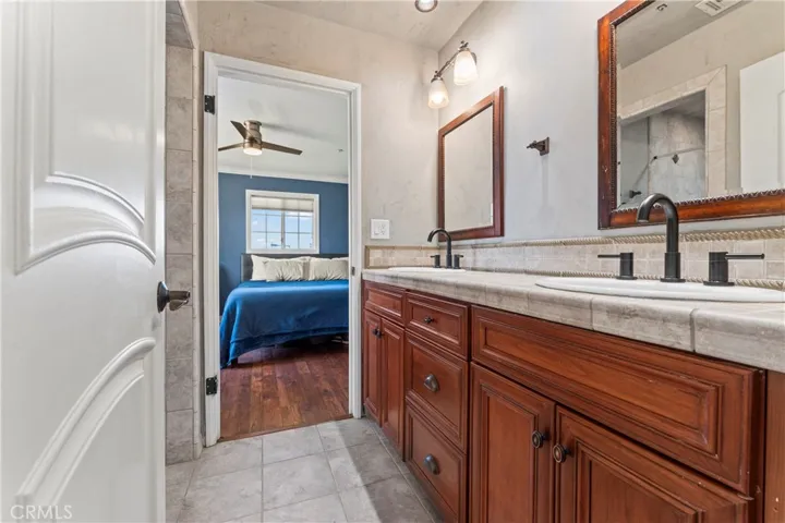 Bath#3 Vanity 2 Sinks 5'10" x 11'2" (Jack-n-Jill)