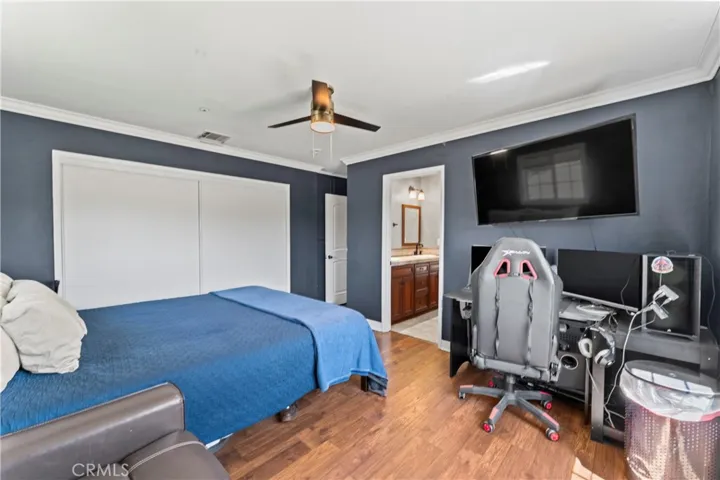 Bed #4-End of Hallway Rt Side (15'2" x 14'2")