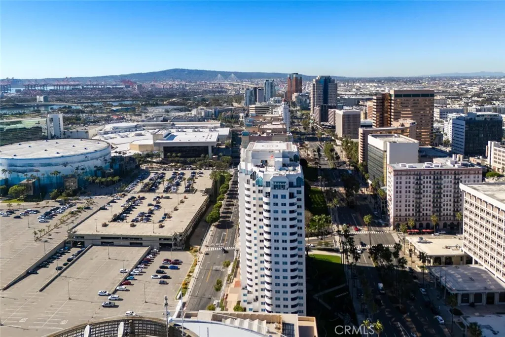 Just minutes to the 710 freeway and the Vincent Thomas bridge that takes you into San Pedro, the Long Beach Aquarium, the Pike Outlet Mall, the Long Beach Convention & Entertainment Center, restaurants on Pine Ave., and more!