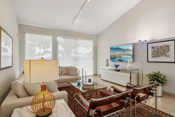 7-web-or-mls-La Cerra Dr-S1111-007