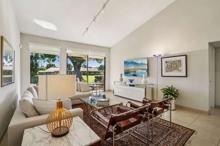 4-web-or-mls-La Cerra Dr-S1111-004