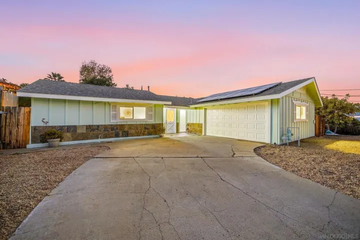 8450 Angila Dr, Santee, California 92071