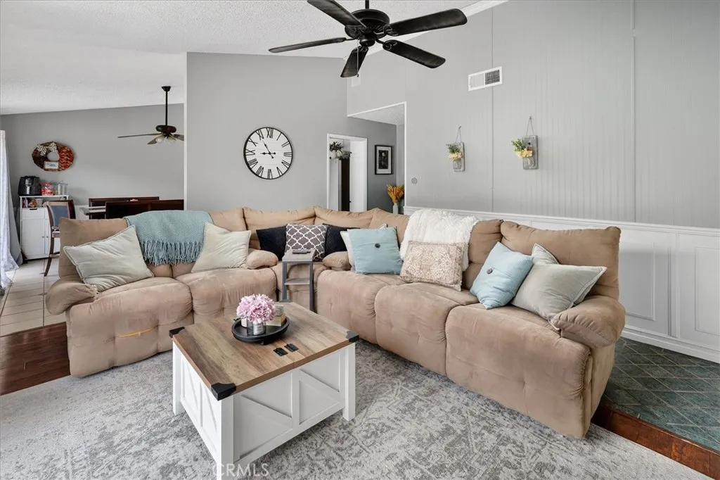 28308 Simsalido Avenue, Canyon Country, California 91387 home-pic-4