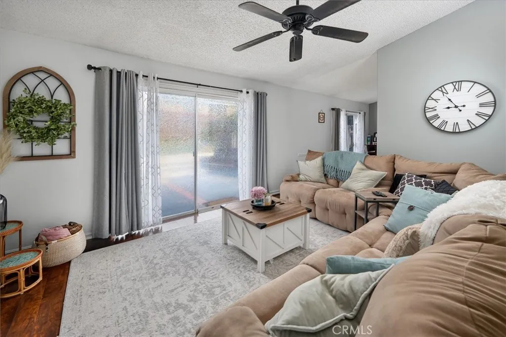 28308 Simsalido Avenue, Canyon Country, California 91387 home-pic-3