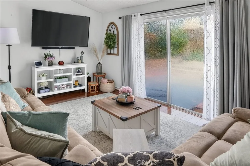 28308 Simsalido Avenue, Canyon Country, California 91387 home-pic-6