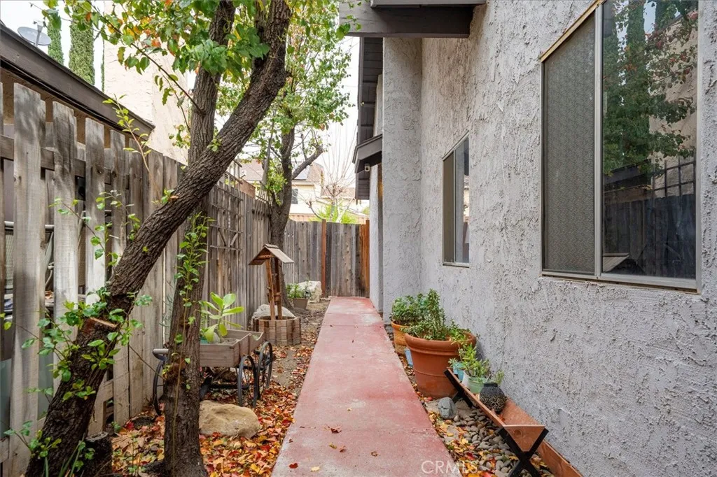 28308 Simsalido Avenue, Canyon Country, California 91387 home-pic-2