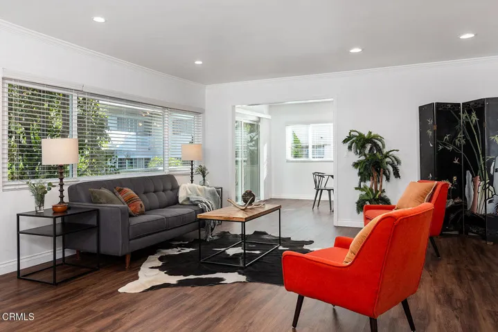 385 S Oakland Ave #205 011-mls