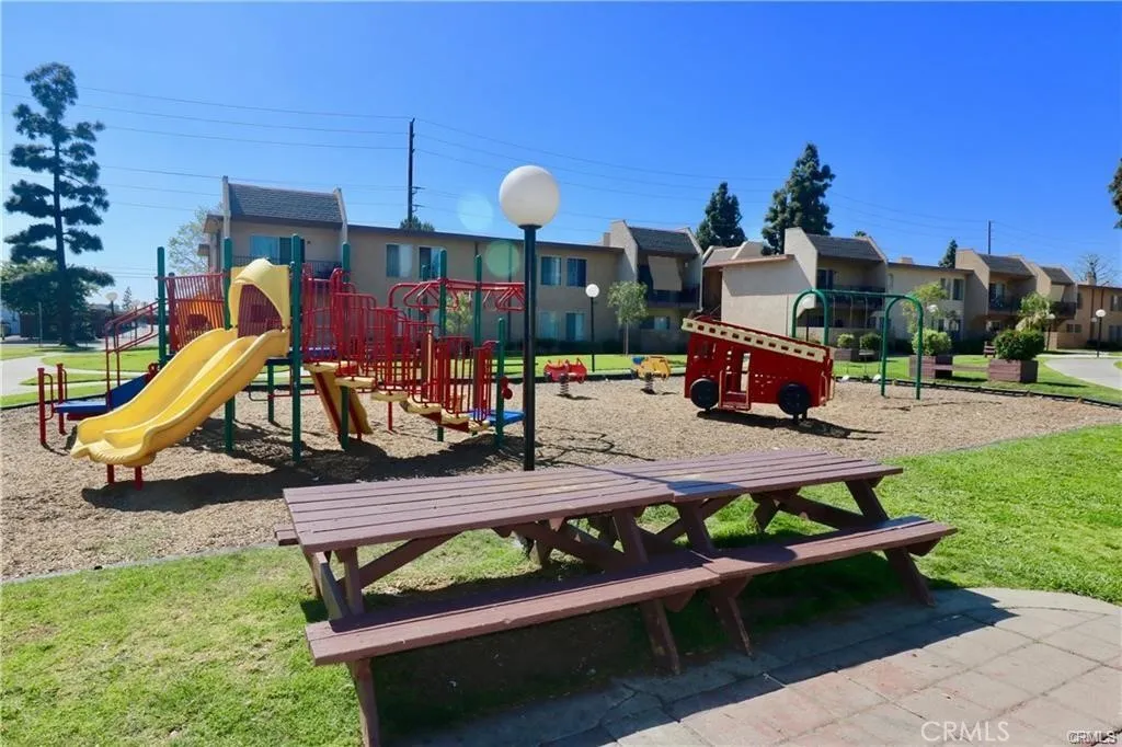801 S Lyon Street H-3, Santa Ana, California 92705 home-pic-14