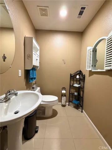 HALF BATHROOM 1ST FLOOR