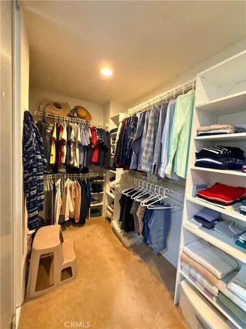 WALK -IN CLOSET