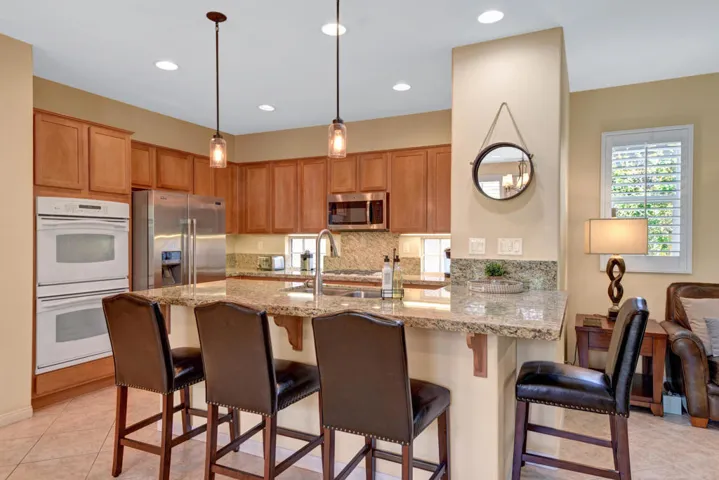 KITFCHEN OVER BREAKFAST BAR