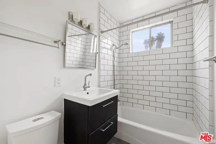 Unit 8 Bathroom - 200 N Rampar