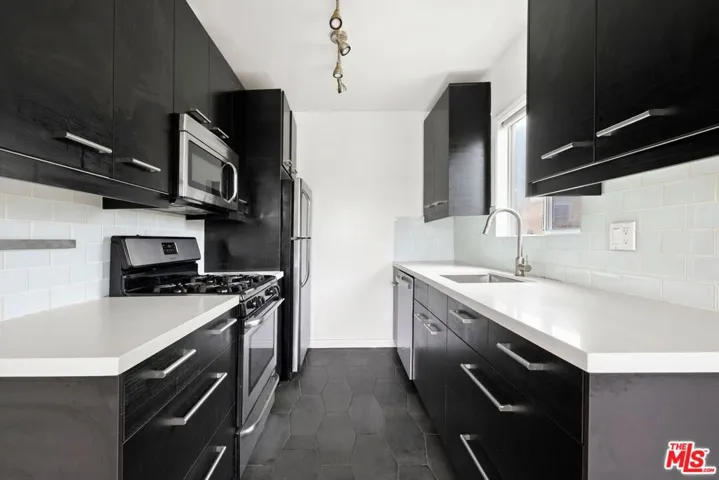Unit 8 Kitchen - 200 N Rampart