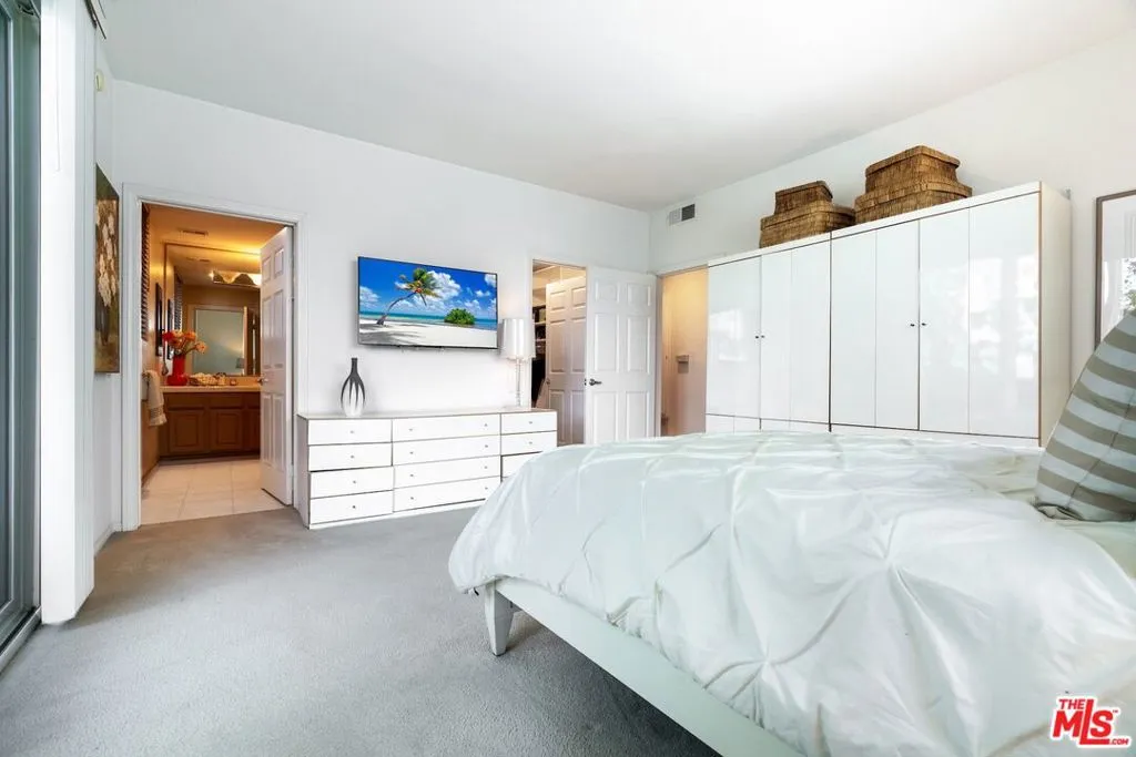11535 Rochester Avenue 308, Los Angeles, California 90025 home-pic-11