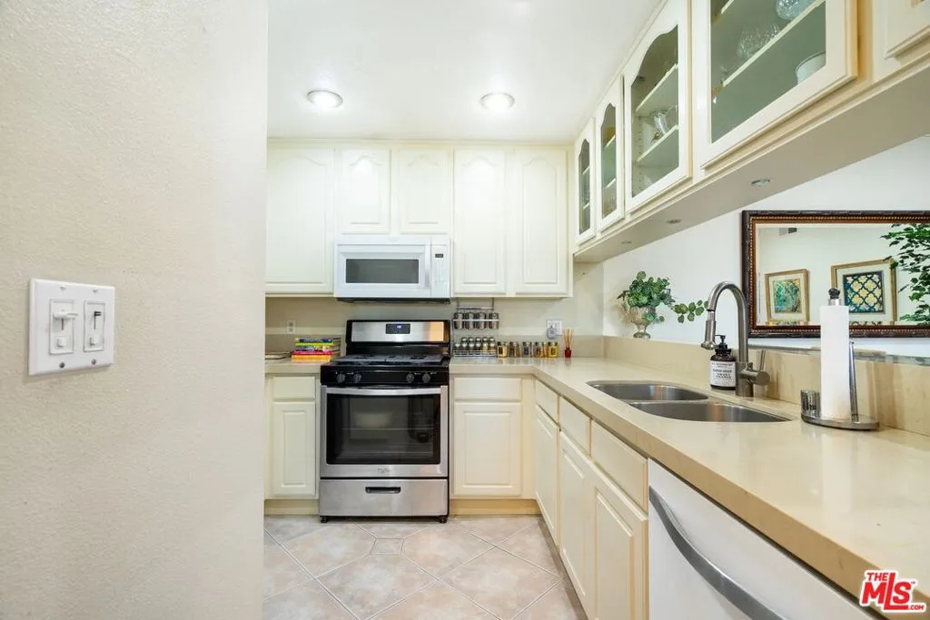 11535 Rochester Avenue 308, Los Angeles, California 90025 home-pic-9