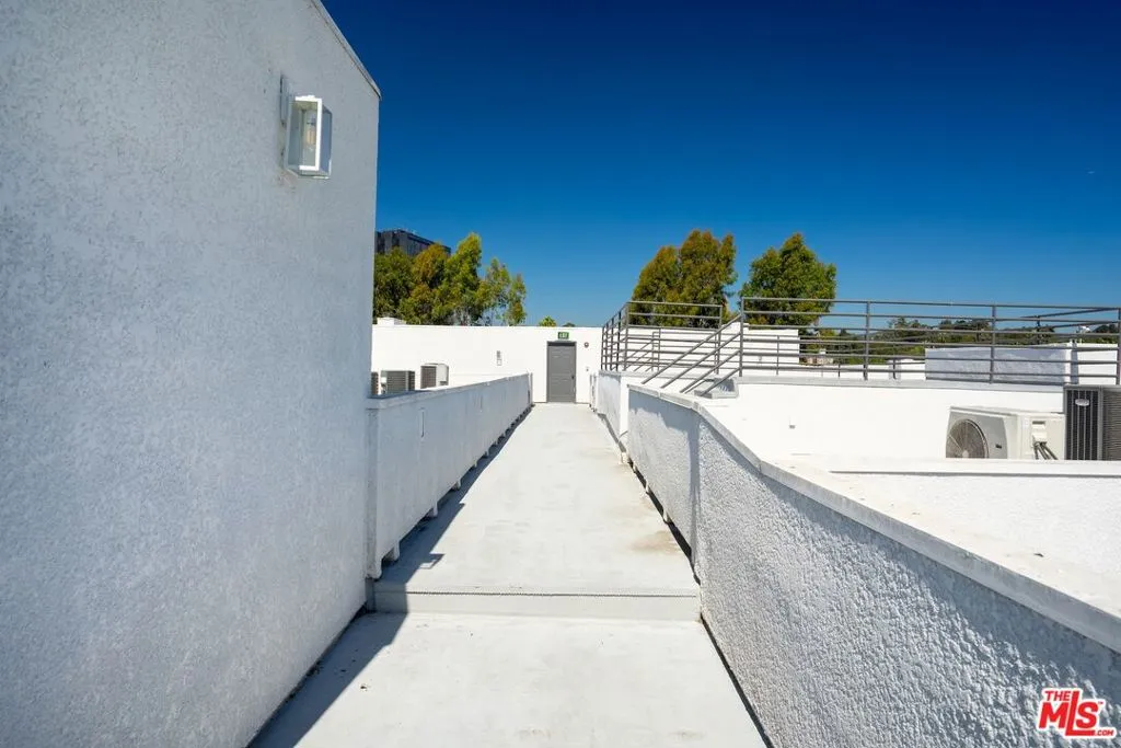 11535 Rochester Avenue 308, Los Angeles, California 90025 home-pic-42