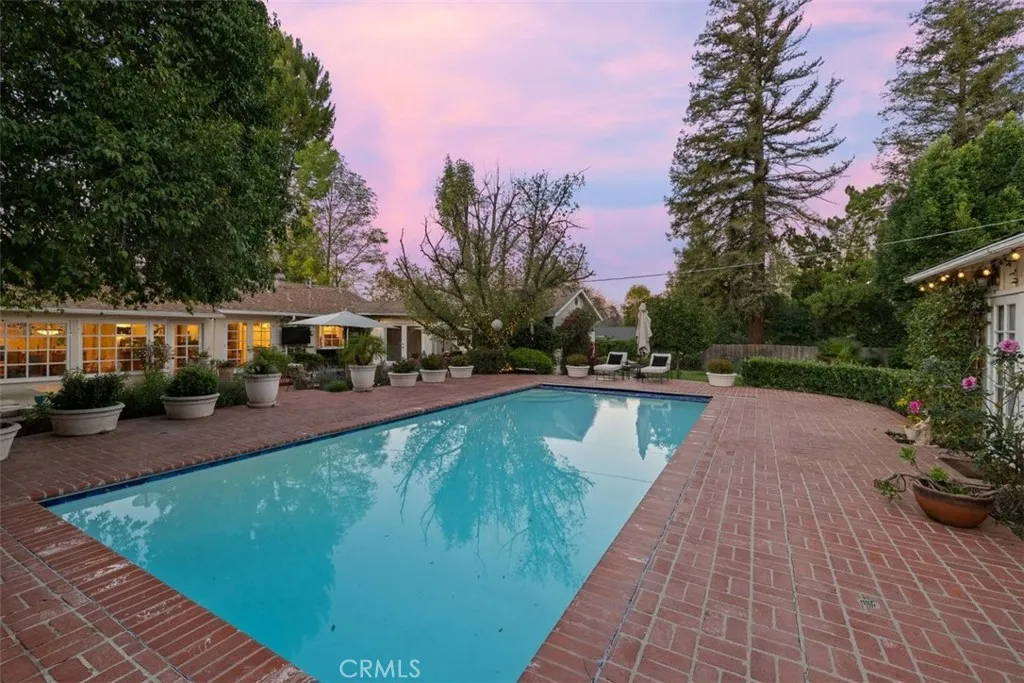 5132 Quakertown Avenue, Woodland Hills, California 91364 home-pic-1