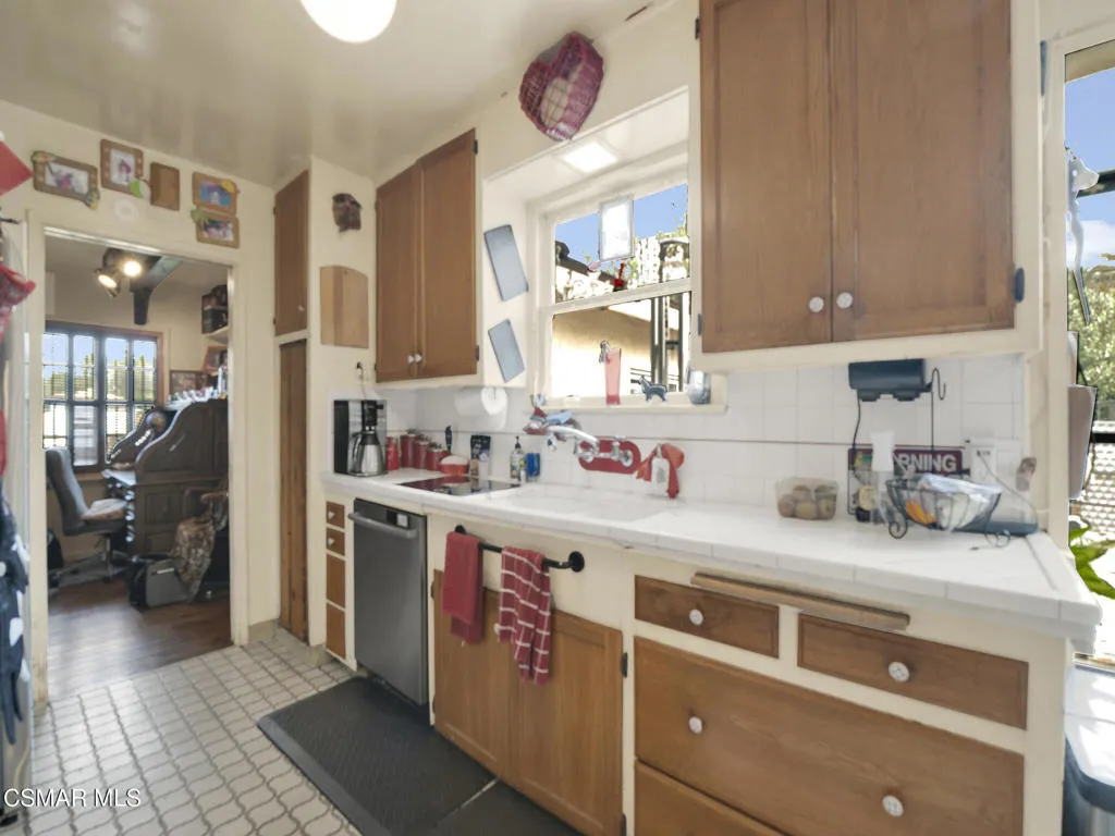 13422 Oxnard Street, Valley Glen, California 91401 home-pic-2
