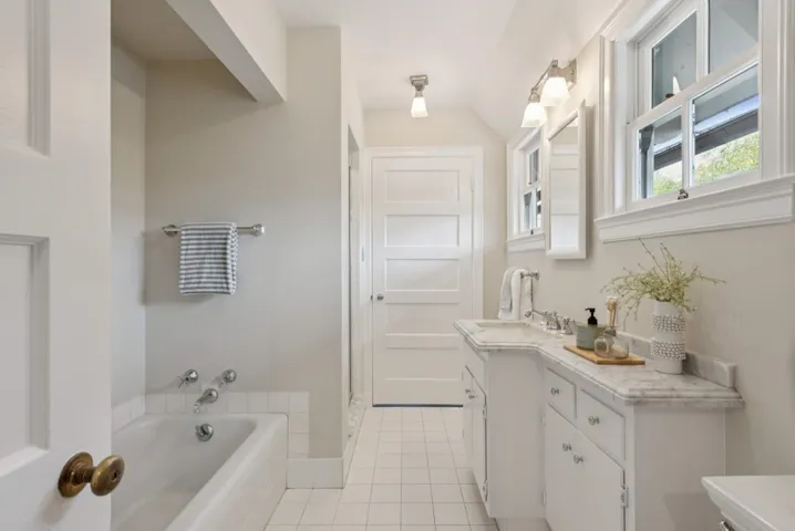 333 333 Hampton Road, Piedmont, California 94611