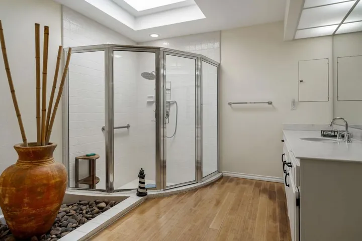 Guest Bath 1