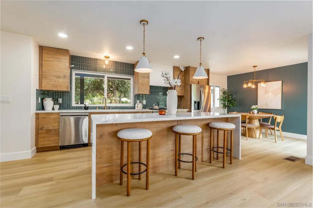 1602 Montgomery, Vista, California 92084 home-pic-1
