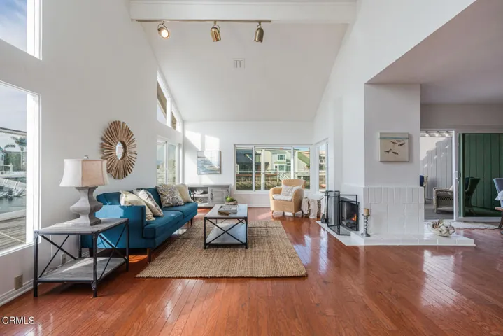 2221 Kingsbridge Ln Oxnard CA-large-008-