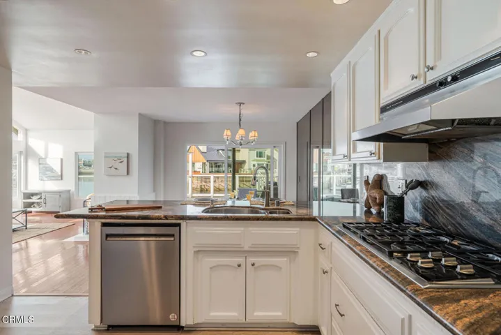 2221 Kingsbridge Ln Oxnard CA-large-017-